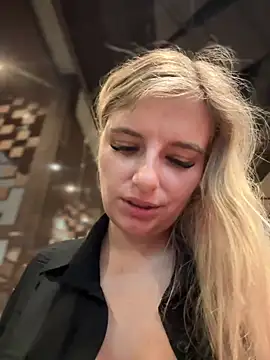 Snapshot of Betsy chatting on 01-02-25, 11:09 Betsy online show from 01-02-25, 11:09