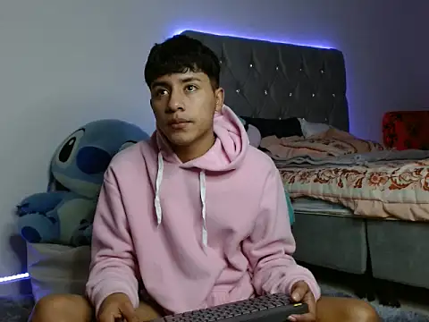 Sebas Ross04 online show from 12-14-25, 06:52