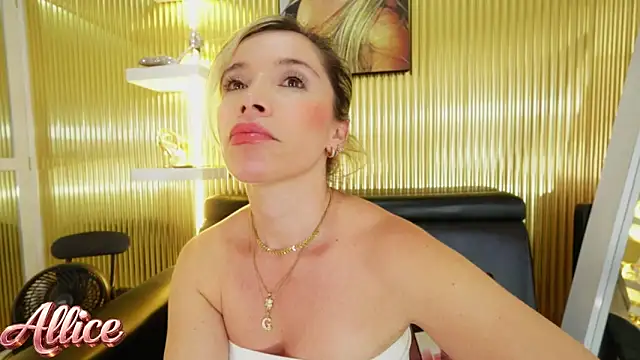 Snapshot of Allice_mommy chatting on 02-12-26, 07:20 Allice mommy online show from 02-12-26, 07:20