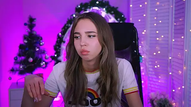 Snapshot of KimPorins chatting on 12-22-25, 12:13 KimPorins online show from 12-22-25, 12:13