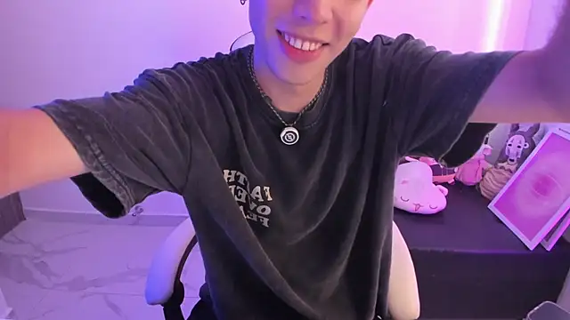 Snapshot of Jasson___ chatting on 12-15-25, 02:21 Jasson online show from 12-15-25, 02:21