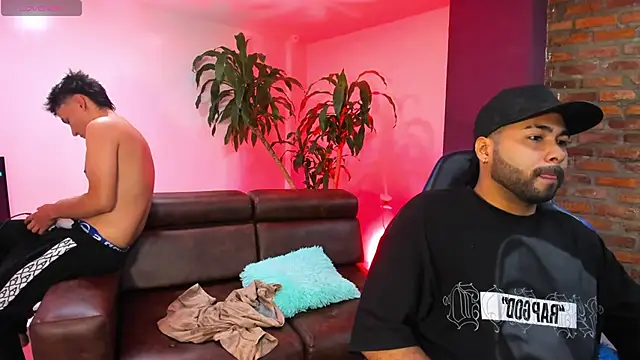 Snapshot of HotThreesoome chatting on 12-04-25, 01:42 HotThreesoome online show from 12-04-25, 01:42