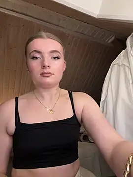 Snapshot of MilaLuxe chatting on 12-16-25, 07:52 MilaLuxe online show from 12-16-25, 07:52