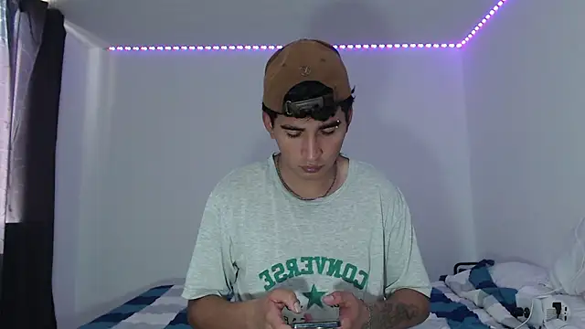 Snapshot of Dave_hot1 chatting on 12-17-25, 06:14 Dave hot1 online show from 12-17-25, 06:14