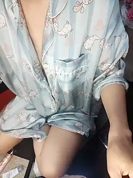 Snapshot of Alone_nothing chatting on 01-17-26, 04:11 Alone nothing online show from 01-17-26, 04:11