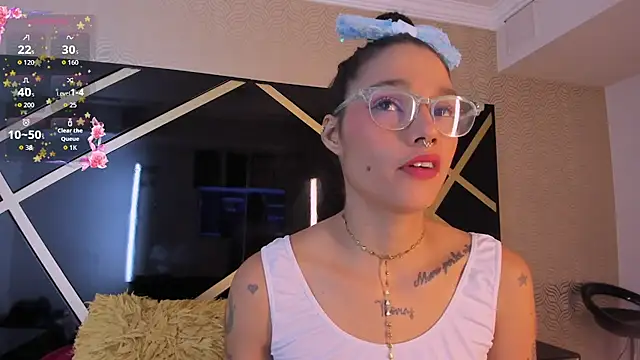 Snapshot of loraineblake chatting on 12-15-25, 01:15 loraineblake online show from 12-15-25, 01:15