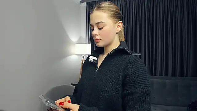 Snapshot of country_fox chatting on 12-18-25, 07:25 country fox online show from 12-18-25, 07:25