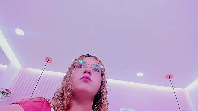 Snapshot of abril_dolly chatting on 12-19-25, 12:01 abril dolly online show from 12-19-25, 12:01