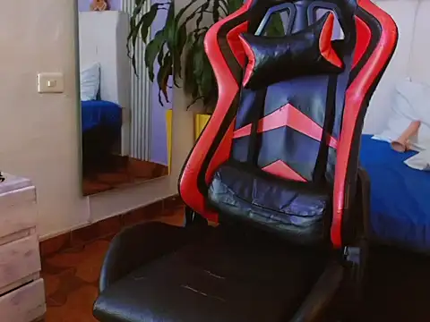 mia collin  online show from 12-16-25, 09:25