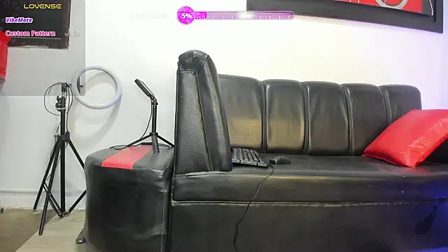 Snapshot of CaramelDesire chatting on 01-15-26, 01:54 CaramelDesire online show from 01-15-26, 01:54