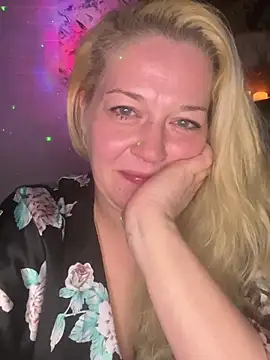 Snapshot of JenniferCarmen chatting on 01-06-26, 04:43 JenniferCarmen online show from 01-06-26, 04:43