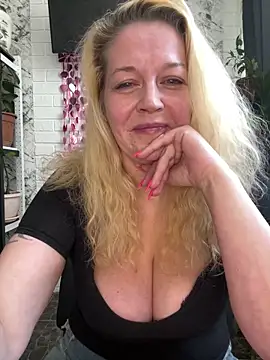 Snapshot of JenniferCarmen chatting on 02-16-26, 09:05 JenniferCarmen online show from 02-16-26, 09:05