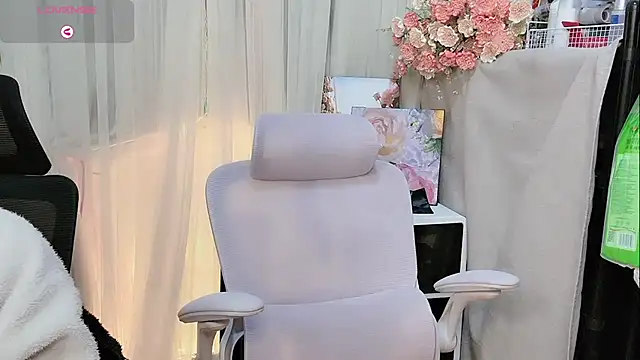 Snapshot of Yvonne-07 chatting on 01-07-26, 08:55 Yvonne-07 online show from 01-07-26, 08:55