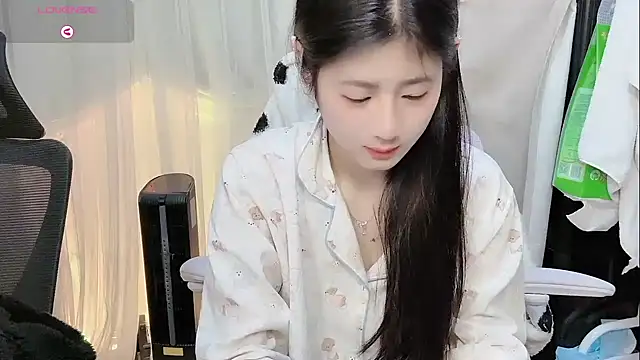 Snapshot of Yvonne-07 chatting on 01-15-26, 09:29 Yvonne-07 online show from 01-15-26, 09:29