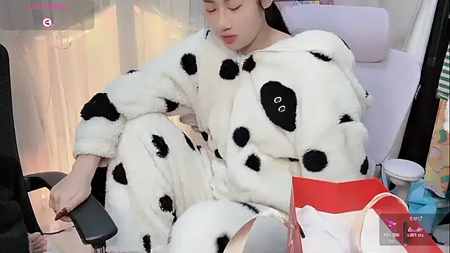 Snapshot of Yvonne-07 chatting on 01-31-26, 09:13 Yvonne-07 online show from 01-31-26, 09:13