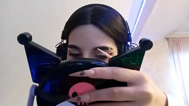 KizzieSchronce online show from 12-17-25, 03:34