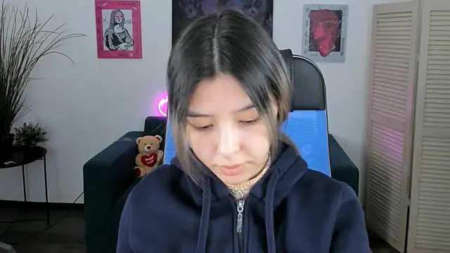 Snapshot of SirenMystiq chatting on 12-17-25, 04:57 SirenMystiq online show from 12-17-25, 04:57