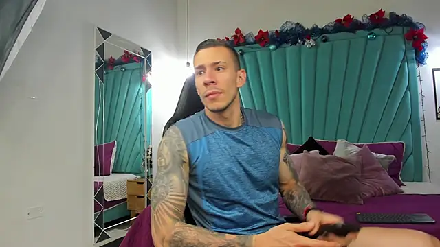 Snapshot of J_king__ chatting on 12-17-25, 12:44 J king online show from 12-17-25, 12:44