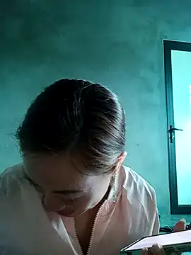 Snapshot of little-effy chatting on 12-15-25, 05:12 little-effy online show from 12-15-25, 05:12