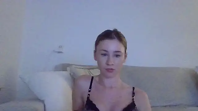 Snapshot of xxQueenxx chatting on 12-15-25, 07:18 xxQueenxx online show from 12-15-25, 07:18