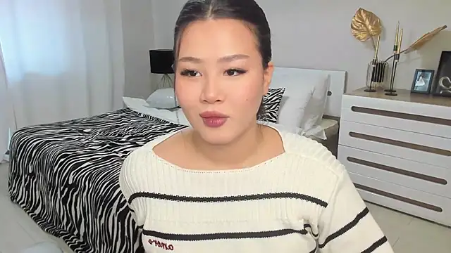 Brunette Charm online show from 02-11-26, 11:15