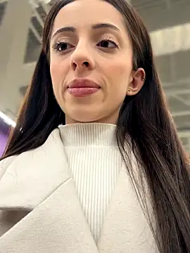 Snapshot of YeaLina chatting on 12-17-25, 10:10 YeaLina online show from 12-17-25, 10:10