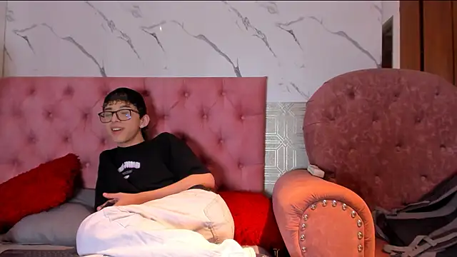 Snapshot of double_temptation2 chatting on 12-16-25, 08:03 double temptation2 online show from 12-16-25, 08:03