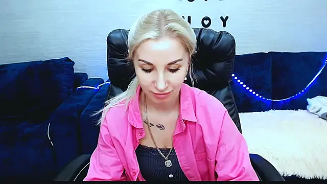 Snapshot of Hanna--Sweet chatting on 12-15-25, 04:00 Hanna--Sweet online show from 12-15-25, 04:00