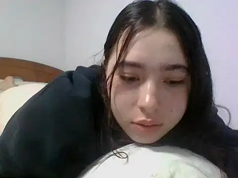 Snapshot of Anni_00001 chatting on 12-14-25, 11:48 Anni 00001 online show from 12-14-25, 11:48