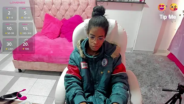 Snapshot of Thianahornyy chatting on 12-17-25, 12:11 Thianahornyy online show from 12-17-25, 12:11