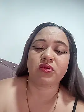 Snapshot of MMia_18 chatting on 12-17-25, 12:16 MMia 18 online show from 12-17-25, 12:16