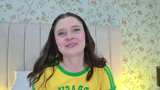 Snapshot of Carrie_GB chatting on 04-09-26, 01:16 Carrie GB online show from 04-09-26, 01:16