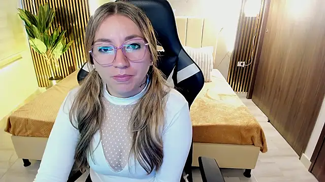 Snapshot of Violeta_Dream_ chatting on 12-15-25, 02:43 Violeta Dream online show from 12-15-25, 02:43