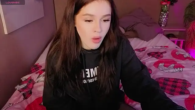 Snapshot of Holly__Bush chatting on 02-27-26, 10:37 Holly Bush online show from 02-27-26, 10:37