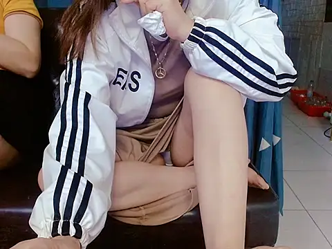 Snapshot of Midu_9x chatting on 12-18-25, 10:54 Midu 9x online show from 12-18-25, 10:54