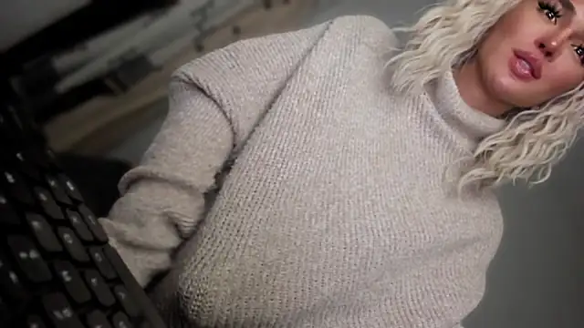 Snapshot of mxshemale_ladyboy chatting on 10-31-25, 12:33 mxshemale ladyboy online show from 10-31-25, 12:33