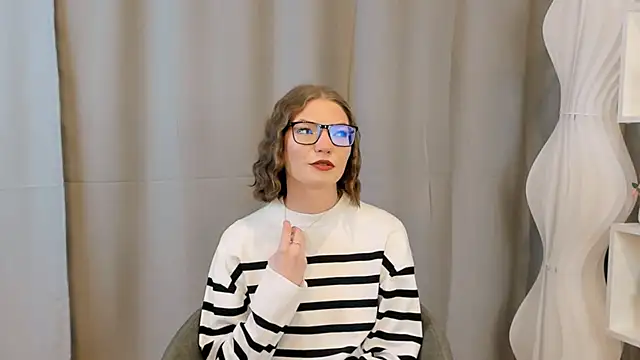 Snapshot of JeaneneWoltz chatting on 12-18-25, 09:04 JeaneneWoltz online show from 12-18-25, 09:04