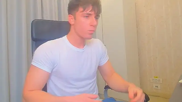 Snapshot of KellenWest chatting on 12-20-25, 05:14 KellenWest online show from 12-20-25, 05:14