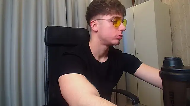 Snapshot of KellenWest chatting on 02-20-26, 05:26 KellenWest online show from 02-20-26, 05:26