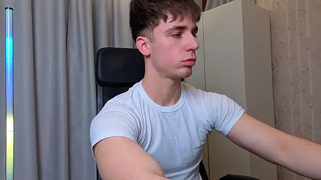 Snapshot of KellenWest chatting on 03-17-26, 05:11 KellenWest online show from 03-17-26, 05:11