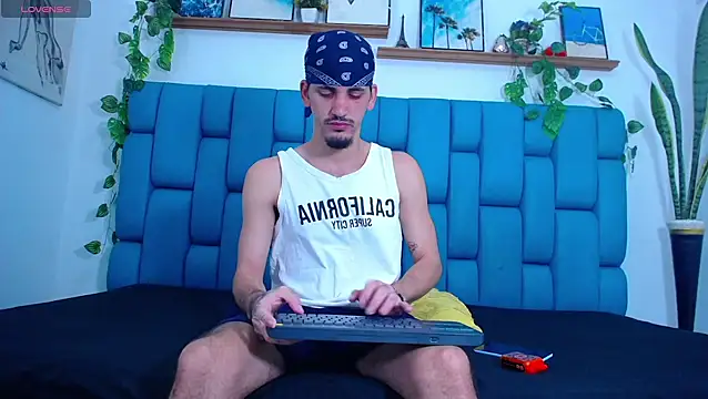 Snapshot of boy_Dirty_X chatting on 12-17-25, 06:47 boy Dirty X online show from 12-17-25, 06:47