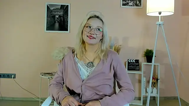 AdelinaMaddalena online show from 12-18-25, 12:33