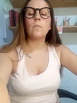 Snapshot of SofiEsteves chatting on 02-17-26, 05:41 SofiEsteves online show from 02-17-26, 05:41