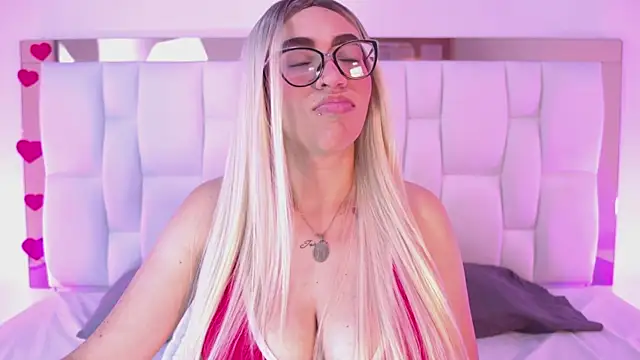 Snapshot of CamilleJuicy_ chatting on 04-01-26, 01:01 CamilleJuicy online show from 04-01-26, 01:01