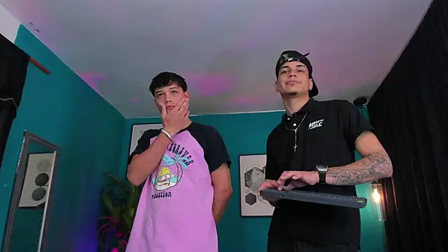 Snapshot of Oficial_KingOfHeavens chatting on 12-22-25, 10:18 Oficial KingOfHeavens online show from 12-22-25, 10:18