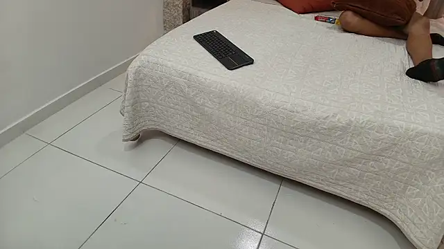 zoe bermudez online show from 12-18-25, 01:28