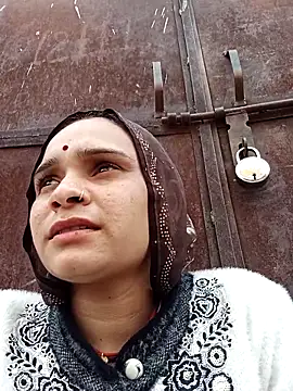 Snapshot of Bharti_thakurr chatting on 12-21-25, 08:54 Bharti thakurr online show from 12-21-25, 08:54