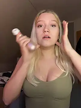 Snapshot of EmmiPemmi chatting on 12-20-25, 03:08 EmmiPemmi online show from 12-20-25, 03:08