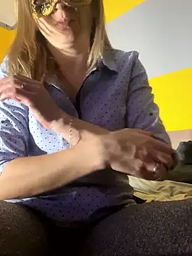 Snapshot of SexyMamiVee chatting on 01-10-26, 06:20 SexyMamiVee online show from 01-10-26, 06:20