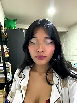 kittylove18  online show from 12-22-25, 05:21